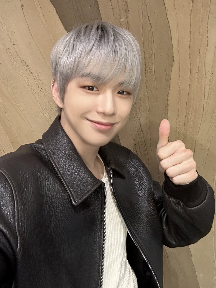 kd_officialx's tweet photo. [📸] 241019 <메이크스타 팬사인회> 완료🖤

#강다니엘 #KANGDANIEL 
#ACT #Electric_Shock https://t.co/FJ4v1lRoBQ