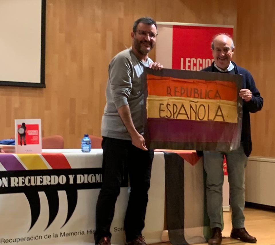 Gran acogida en SORIA de  editorialvinatea.com/producto/lecci…: 'Español@s en campos nazis', con nuestra escritora Carmen, la música de <a href="/perpi1975/">David Ortiz Torres</a>, la bandera de Mathausen, el recorrido por los stolperstein de Soria♥️ y la red de Memoria <a href="/XEiM_PV/">Xarxa Educació i Memòria del País Valencià</a> .
<a href="/ARMH_Memoria/">Memoria_ARMH</a> <a href="/zetahv/">Zoraida Hijosa /❤️</a>