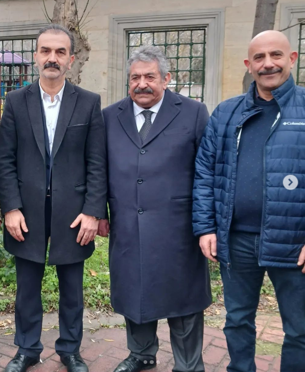 📌Bebekleri yoğun bakımda öldüren yenidoğan çetesinin savcı tehdit eden üyesi Mustafa Kemal Zengin'in MHP'li Feti Yıldız ve emekli ağır ceza hakimi Mehmet Ekinci'yle fotoğrafı ortaya çıktı.
