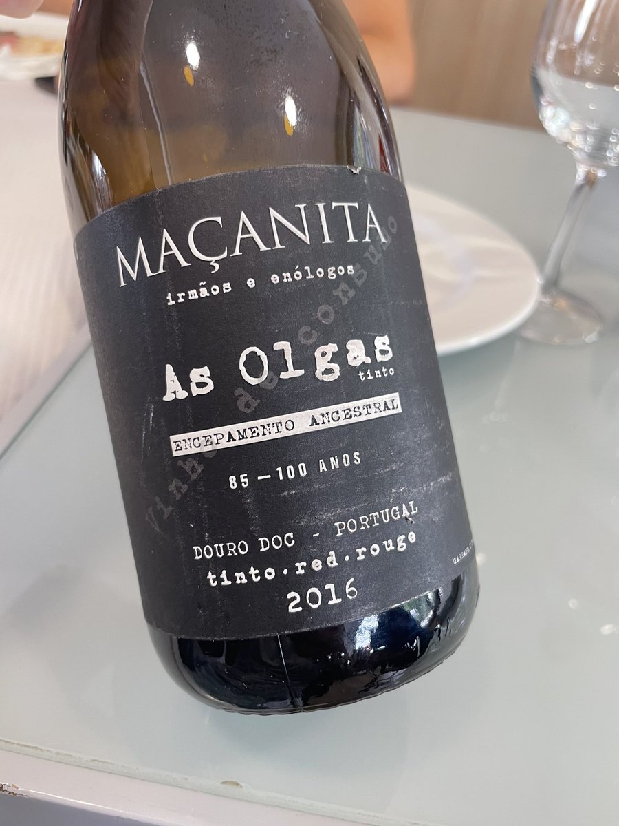 copywiner's tweet photo. Uma prova inesperada.

Maçanita ‘As Olgas 2016’ é um vinho tinto com personalidade. 

Com aromas complexos e taninos sedosos, reflete a elegância do Douro. 

@macanita_vinhos https://t.co/en2Ti1vNVU