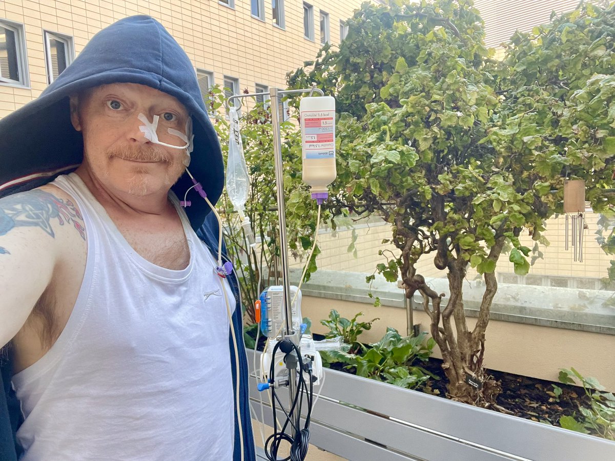 Rare photo of both the worlds biggest bonsai tree and the worlds tallest dwarf..