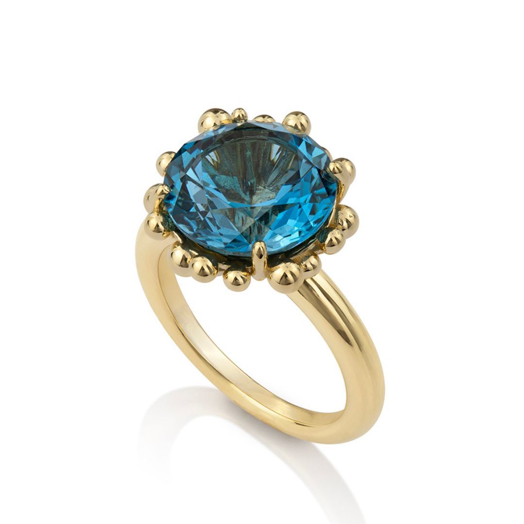 YenJewellery's tweet image. How scrumptious is this London blue Topaz? I just want to dive into it's vibrant depth!  With soft molecular details framing this exquisite stone, and set on a substantial simple shank, it is a piece to be admired. buff.ly/3A4MFS6

#topazring #handmadejewellery