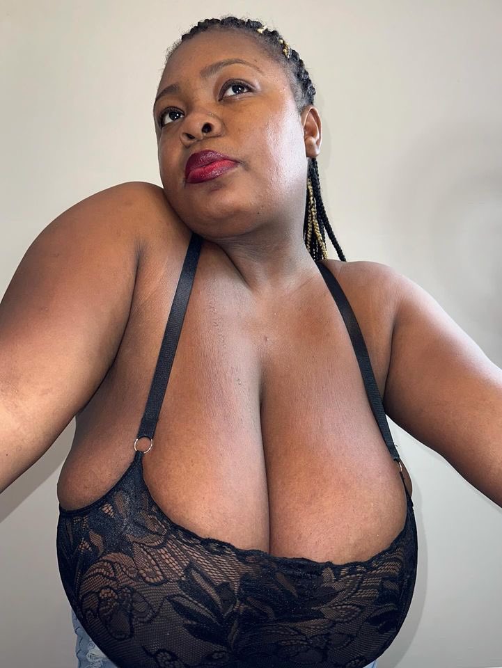 Plumpblack's tweet photo. P.                             or.                          B? 

  would you rather use your tongue  👅👅 or your finger?🤞🏿🤘🏿 https://t.co/qkmpvikSdV