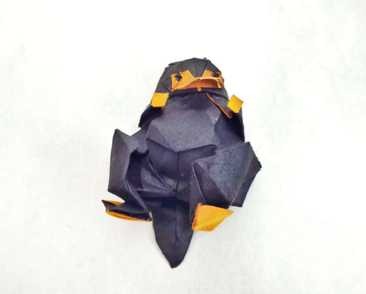 玻璃獸 Niffler
Designed by <a href="/FernandoChuraH1/">Fernando Chura Huanca</a>
Folded by me 
40cm Shadow Thai 

身為哈利波特和怪產（第一集）的粉絲，饞這隻已經很久了，最近終於狠心把作者的Patreon 訂閱下去了，真的有夠口愛，我把他整形了一個歪頭的姿勢，應該更符合頑皮欠打的個性吧？