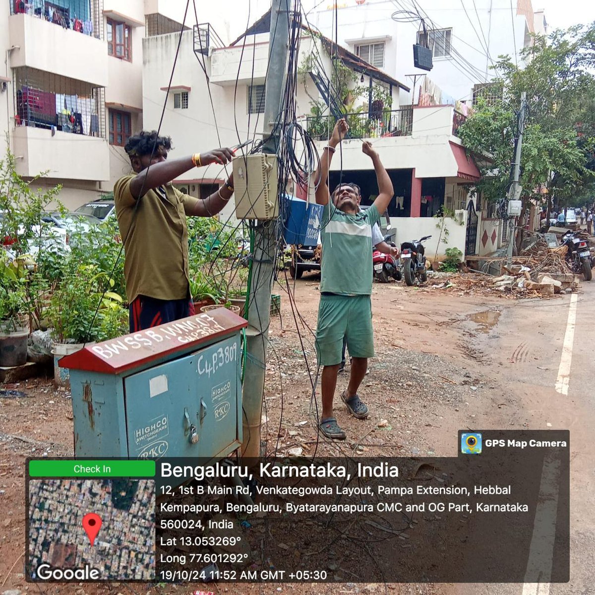 BCCCofficial's tweet photo. Removal of OFC cables and debris work carried out in Vidyaranyapura, Yelahanka Zone.
#BBMP #BBMPCares #OFC #ofccables #debrisremoval #bbmpchiefcommissioner https://t.co/SpYTFoBPn6