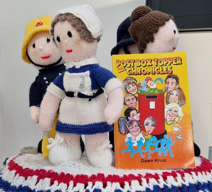 Basildon Hospital Radio chair, Jacqui James, with my book 'The Post Box Topper Chronicles' in Basildon Hospital foyer.
If you'd like a copy, you can find it here on Amazon mybook.to/PostboxTopper Thanks Jacqui! #PostboxSaturday <a href="/GillJames/">GillJames</a> #PostBoxTopper