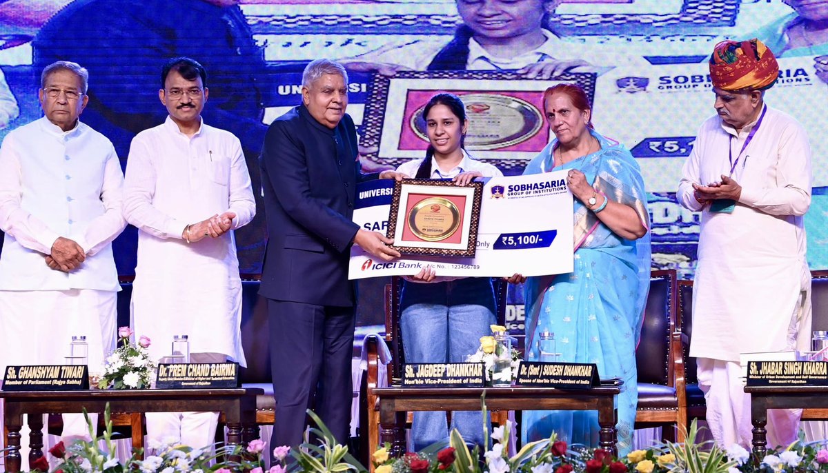 VPIndia's tweet image. माननीय उपराष्ट्रपति, श्री जगदीप धनखड़ ने आज सोभासरिया ग्रुप ऑफ इंस्टीट्यूशंस के रजत जयंती समारोह में स्वर्ण पदक विजेताओं और मेरिट धारक छात्रों को पुरस्कृत किया।

@DrPremBairwa @officialkharra @gtiwariindia #SobhasariaGroupOfInstitutions