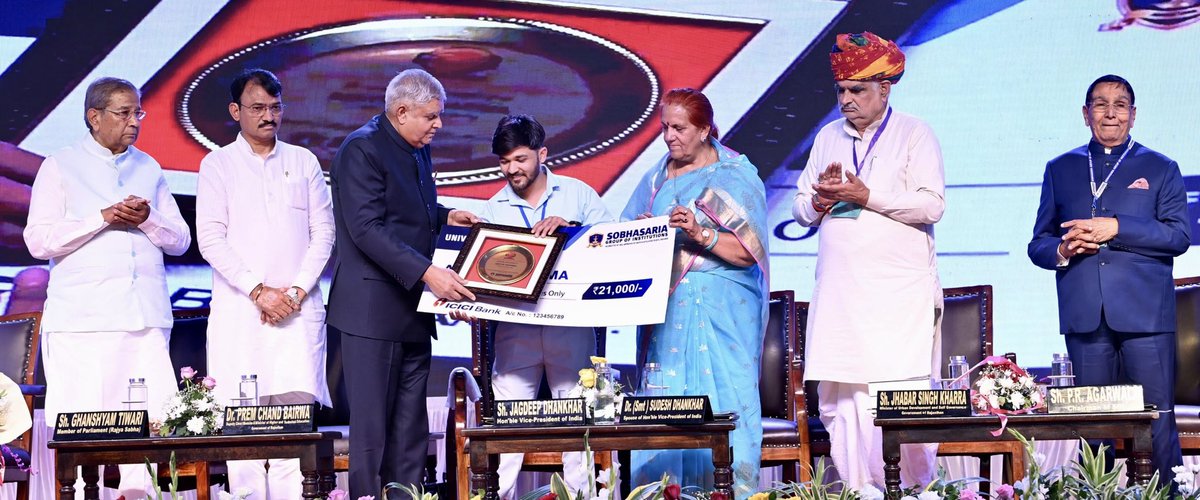 VPIndia's tweet image. माननीय उपराष्ट्रपति, श्री जगदीप धनखड़ ने आज सोभासरिया ग्रुप ऑफ इंस्टीट्यूशंस के रजत जयंती समारोह में स्वर्ण पदक विजेताओं और मेरिट धारक छात्रों को पुरस्कृत किया।

@DrPremBairwa @officialkharra @gtiwariindia #SobhasariaGroupOfInstitutions