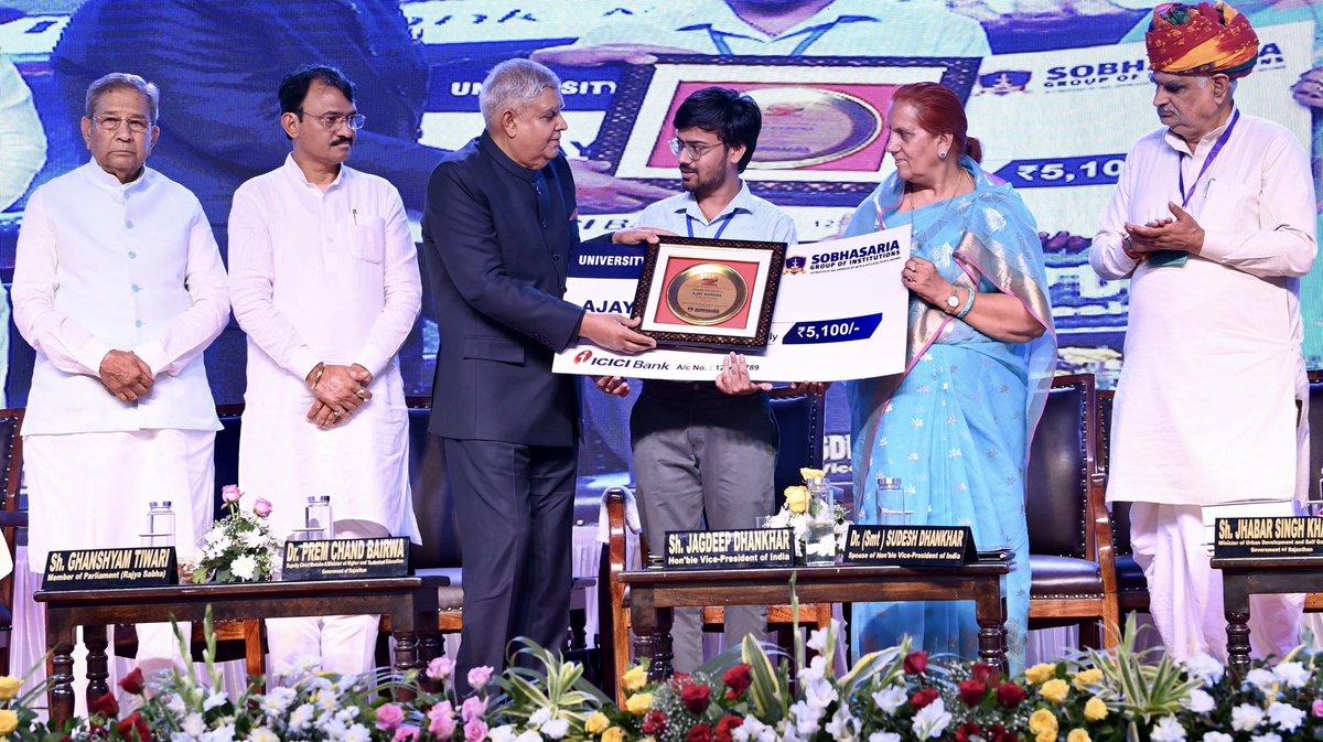 VPIndia's tweet image. माननीय उपराष्ट्रपति, श्री जगदीप धनखड़ ने आज सोभासरिया ग्रुप ऑफ इंस्टीट्यूशंस के रजत जयंती समारोह में स्वर्ण पदक विजेताओं और मेरिट धारक छात्रों को पुरस्कृत किया।

@DrPremBairwa @officialkharra @gtiwariindia #SobhasariaGroupOfInstitutions