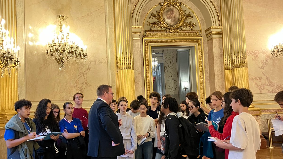 Visite à l’Assemblée nationale pour des élèves de 4ème et 3ème 🇫🇷

Ils  ont eu l’occasion unique de découvrir les coulisses de l’un des lieux  les plus emblématiques de notre #democratie, où les décisions qui  façonnent notre pays sont prises !