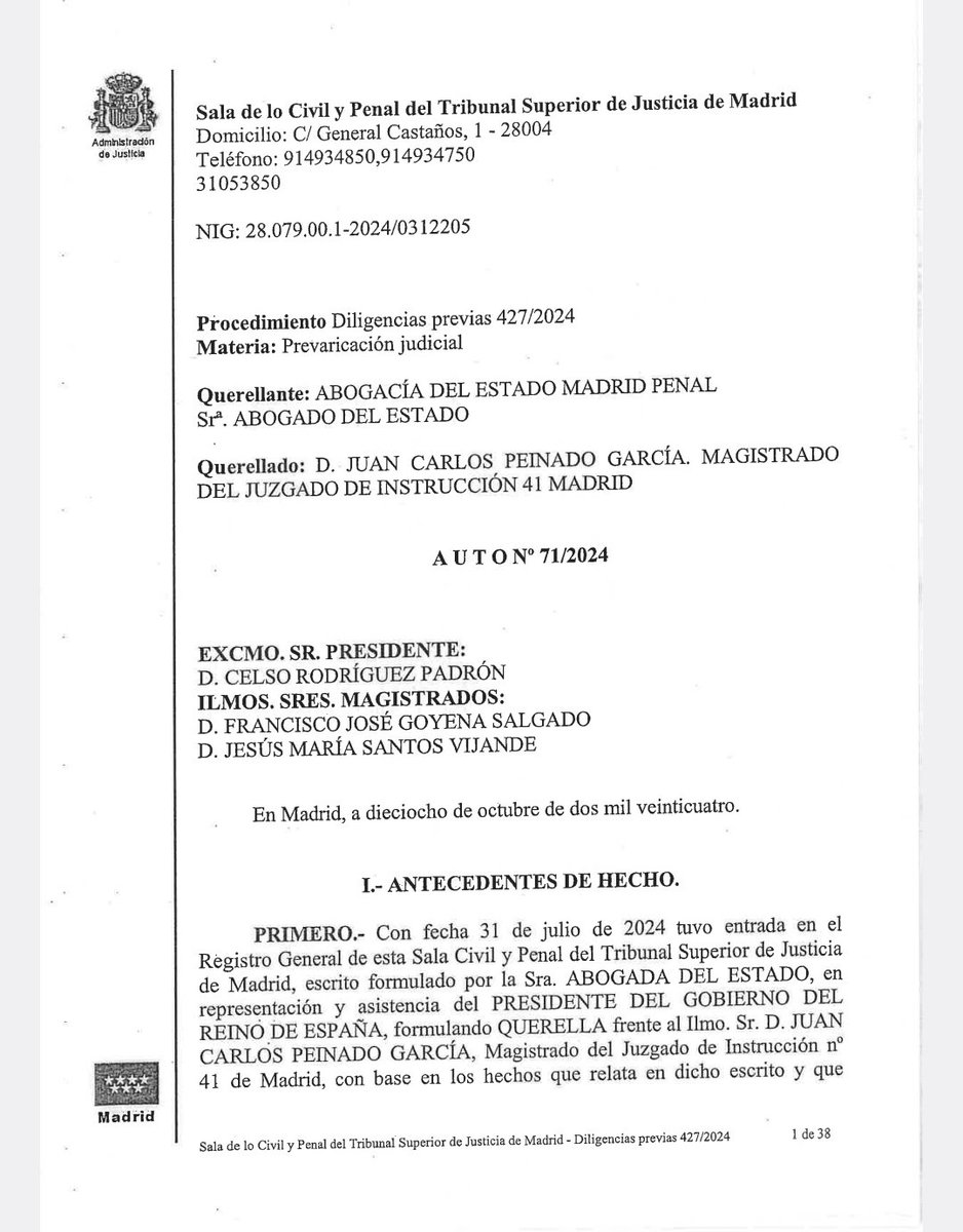 UACD_Youtube's tweet photo. AUTO DEL TRIBUNAL SUPERIOR DE JUSTICIA DE MADRID SOBRE LA QUERELLA DE PEDRO SÁNCHEZ AL ILMO JUEZ PEINADO, POR PREVARICACIÓN, EN LA INVESTIGACIÓN DE SU ESPOSA BEGOÑA GÓMEZ:

"La querella no evidencia el menor atisbo de conducta prevaricadora... 
Se trata de una imputación carente de la más mínima base solvente... 
Se afirma gratuitamente la comisión de prevaricación respecto de resoluciones dictadas con plena acomodación al ordenamiento procesal, 

No estamos ante la tesitura de considerar abusiva la querella por no haber sido admitida a trámite, sino por el hecho de qué se han canalizado por tal vía cuestiones ajenas absolutamente al ámbito penal. 
El querellante ha realizado un uso abusivo y desproporcionado de los distintos instrumentos y cauces procesales que le ofrece la ley, especialmente por la interposición de una querella absolutamente infundada.

La formulación de querellas patentemente gratuitas —carentes de la más mínima fundamentación objetiva- no está amparada por la Constitución y la respuesta ante la mismas ha de ir, en ocasiones, más allá de la inadmisión.

Si se admitiese la reacción mediante la interposición de querellas indiscriminadas por prevaricación o delitos de similar gravedad, cada vez que una parte discrepa de una resolución o de la valoración de la prueba realizada o de la interpretación o aplicación del Derecho por parte de un tribunal, quedaría seriamente afectado el clima de serenidad y sosiego que debe acompañar las decisiones judiciales adoptadas en cumplimiento del ordenamiento jurídico".

Por estos motivos el voto particular del auto del TJSM que calificó la querella de Sánchez de extravagante, abusiva, degeneradora del ordenamiento jurídico e infundada, entiende que la actitud de Sánchez es merecedora de sanción.

Todo sobre la inadmision ayer en YouTube:
https://t.co/3mnEq9myhV