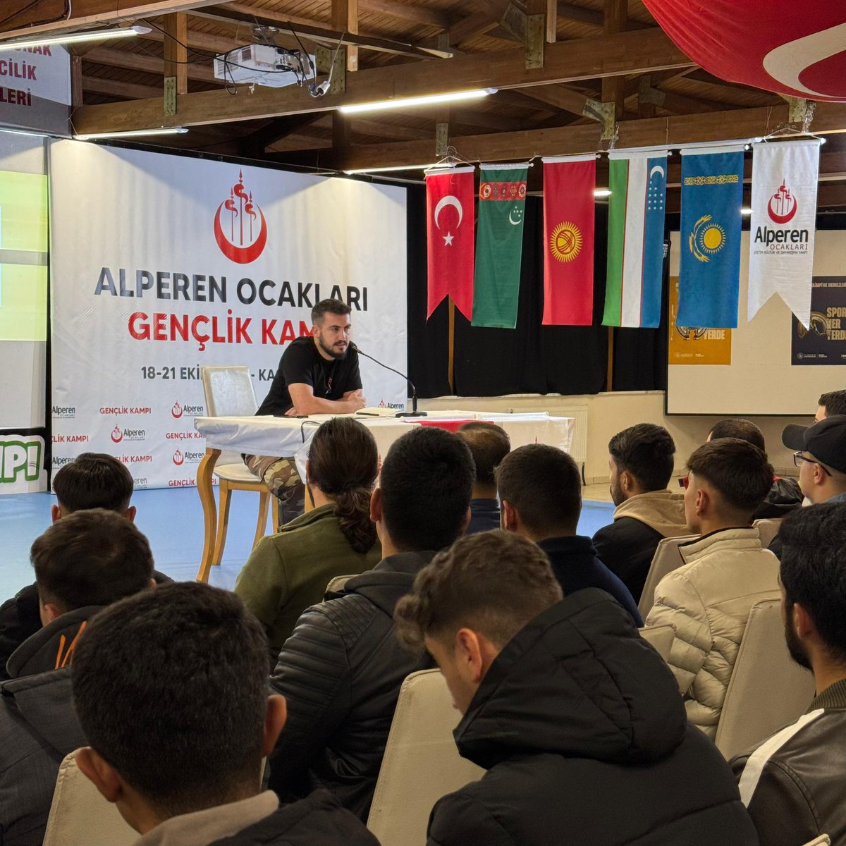 Alperen Ocakları Kastamonu Gençlik Kampımız, Genel Başkan Yardımcımız Sn. Ferhat Çiçekci’nin “Gençlik ve Dezenformasyon” semineri ile başladı. 

#AlperenlerKampta