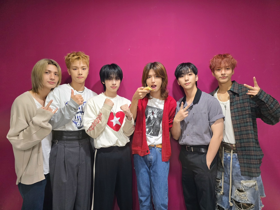 XH_official's tweet photo. [ #Xtra_Scenes ]

눈과 귀로 보약 마시기 가능한 거였냐고🤷

엑디즈 무대 오늘도 그저 고트하다!🔥

#XdinaryHeroes #엑스디너리히어로즈
#LIVE_and_FALL #Night_before_the_end
#WE_ARE_ALL_HEROES
#쇼음악중심 https://t.co/gD35JRGUO4