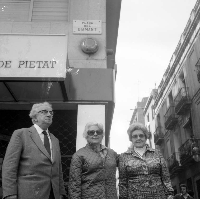 La Mercè Rodoreda, en Joan Sales i la Núria Folch a la Plaça del Diamant