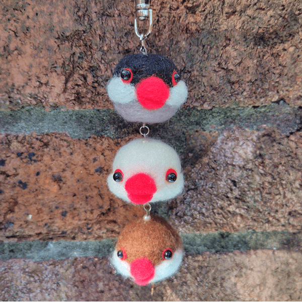 (･θ･)
(･θ･)
(･θ･)
三色ぶんちょ！！

#文鳥まつり に出品する羊毛3連ストラップ
サイズはちょいとおおぶりなお団子くらい
ゆらゆらぶら下げて動きをお楽しみください(´Σ｀)ﾌフ
#くちばし堂 #文鳥まつり2024