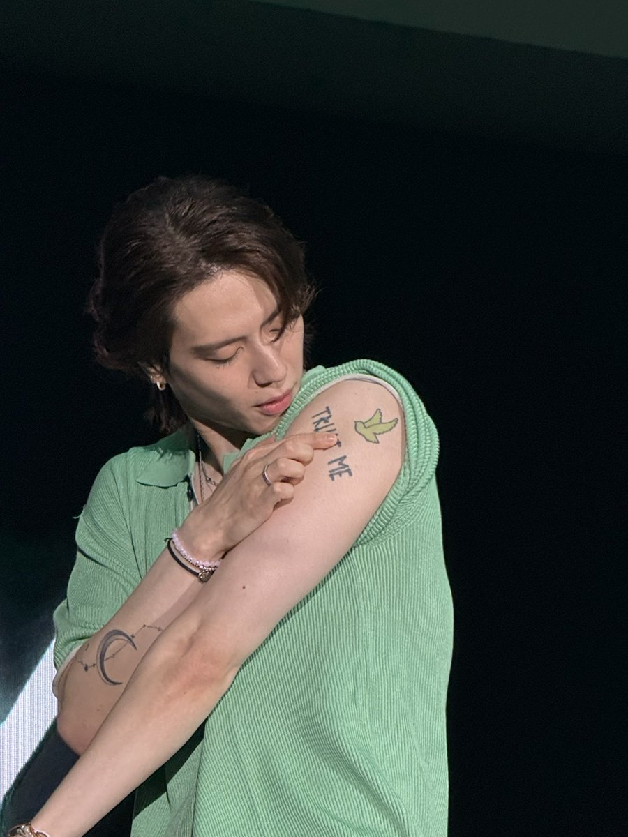 moonlikeyug_'s tweet photo. he showed us his tattoos today 🐥

@yugyeom  
#유겸 #YUGYEOM 
#2024YUGYEOMTOUR #2024TRUSTY_IN_HONGKONG 
#AOMG https://t.co/T3z6U9x2so