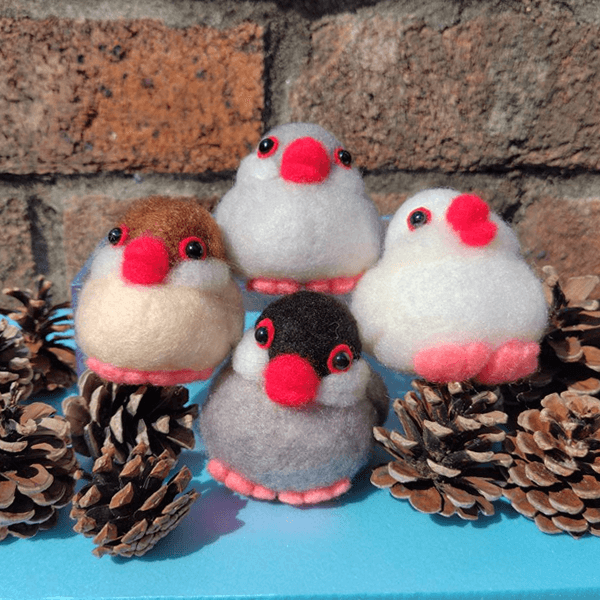 #文鳥まつり に出品する羊毛だるま文鳥
だるま型のコロンとした羊毛文鳥
手に収まりの良いかわゆいサイズ感です(*´Σ｀*)
#くちばし堂 #文鳥まつり2024