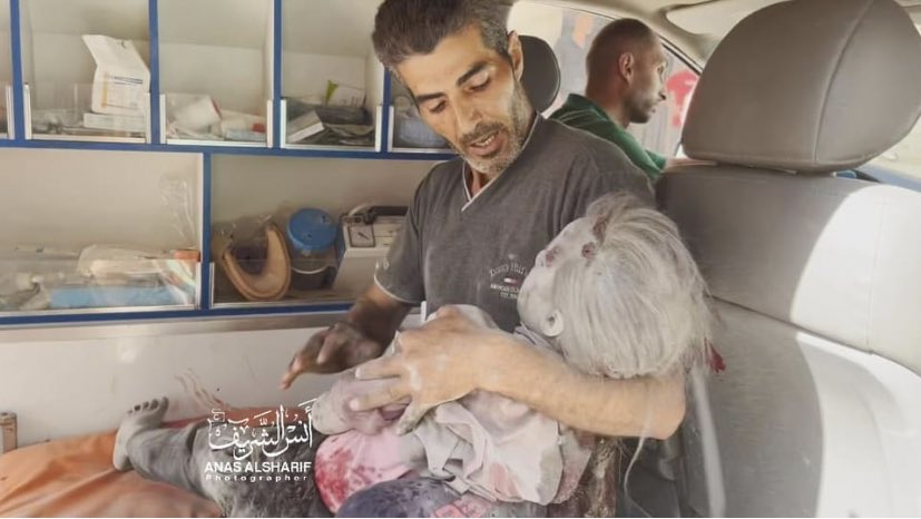 m0_lq2's tweet photo. أصوات من جباليا تقول :
إنها القيامة ...كأنها آخر لحظاتنا 
الشهداء في الشوارع وكل شيء يحترق 
يا الله لم يبق إلا رحمتك ولطفك يلجأون إليه . 
‌ #شمال_غزة_يباد
#جباليا_تباد https://t.co/b6LLUFVTGy