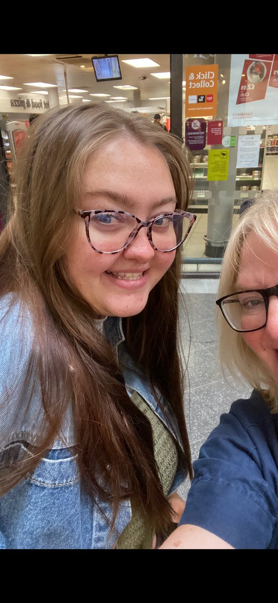 Happy 25th Birthday to my beautiful, talented daughter.  <a href="/KatelilyH/">Kate 🪐💫</a> Celebrations later ! 🎉🎉🎉🎉🎉