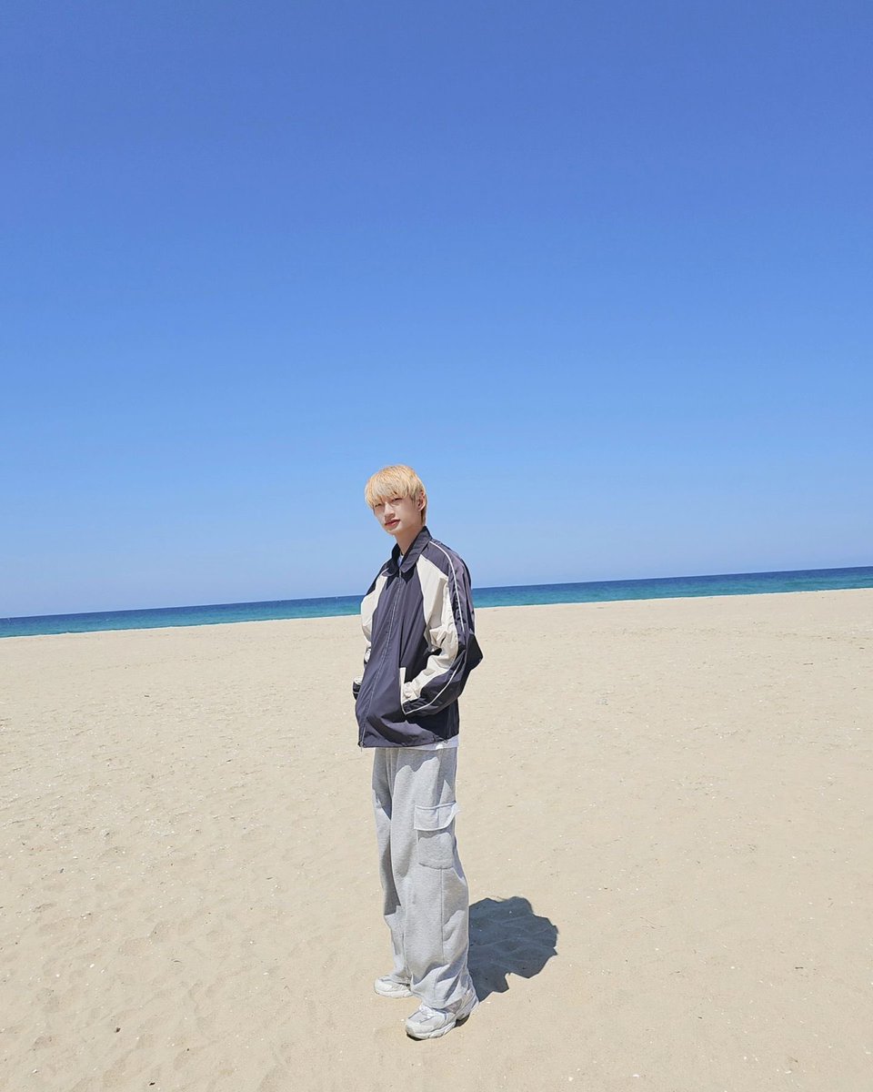 ForXLuccy's tweet photo. Taedong Ig post update✨

🏖

#태동 #TAEDONG
#OMEGA_X #오메가엑스 https://t.co/LaQpxa9RYC