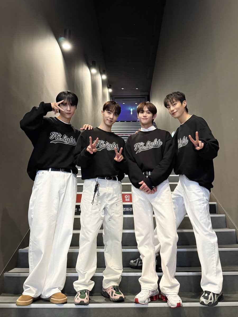 Highlight_AUent's tweet photo. [📸] 하이라이트 : 라이츠 고 온, 어게인 인 시네마 - CGV 왕십리 무대인사

따뜻하게 빛나던 우리의 봄을 지나 더욱 뜨거워진 우리의 가을
또다시 새로운 빛이 켜진 지금, 라이트&뷰티와 함께 하는 지금이 가장 찬란한 행복🌹💡

#하이라이트라이츠고온어게인인시네마 
#하이라이트 #HIGHLIGHT
#비스트 #BEAST
#윤두준 #YOONDUJUN
#양요섭 #YANGYOSEOP
#이기광 #LEEGIKWANG
#손동운 #SONDONGWOON