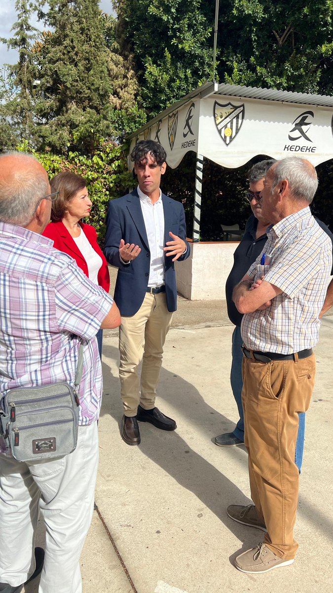 PsoeCjardin's tweet photo. 📌 Nuestra concejala @RosadelMar1 visita el campo de fútbol de Cortijillo para revisar el estado del mismo  y pedir mejoras en la seguridad de los jugadores/as.

@SergioGonzGar https://t.co/oHzRqk1szK