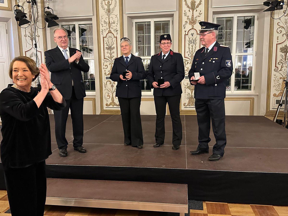 sachsenanhalt's tweet image. Anerkennung für jahrelangen Einsatz in #FFW Bad Lauchstädt.
Auf #Festspiel der 🇩🇪Sprache würdigt
MP @reinerhaseloff Hella Kern, Sabine Langrock &amp;amp; Heiko Bohnsack mit der Ehrengabe. „Danke, dass Sie für unsere Sicherheit sorgen &amp;amp; sich auch im Rentenalter für #Gemeinwohl engagieren"