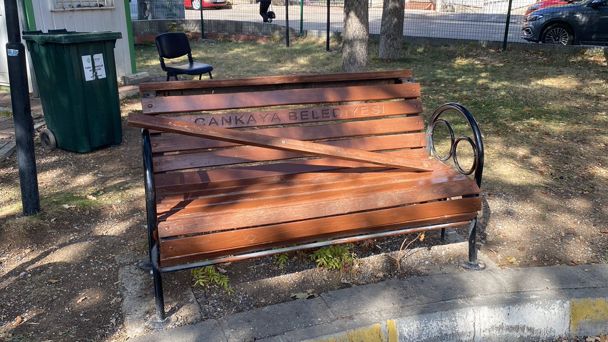 mountedtroops's tweet photo. @cankayabelediye Balgat Osmanlı Kafe yanındaki park. Durduğu yerde vidalarını sökmüşler. Çocuk oraya tutundu düşecekti bir sıkıntı olmadı ama vida mantığını tekrar düşünmek lazım https://t.co/WUL80Q1jd5