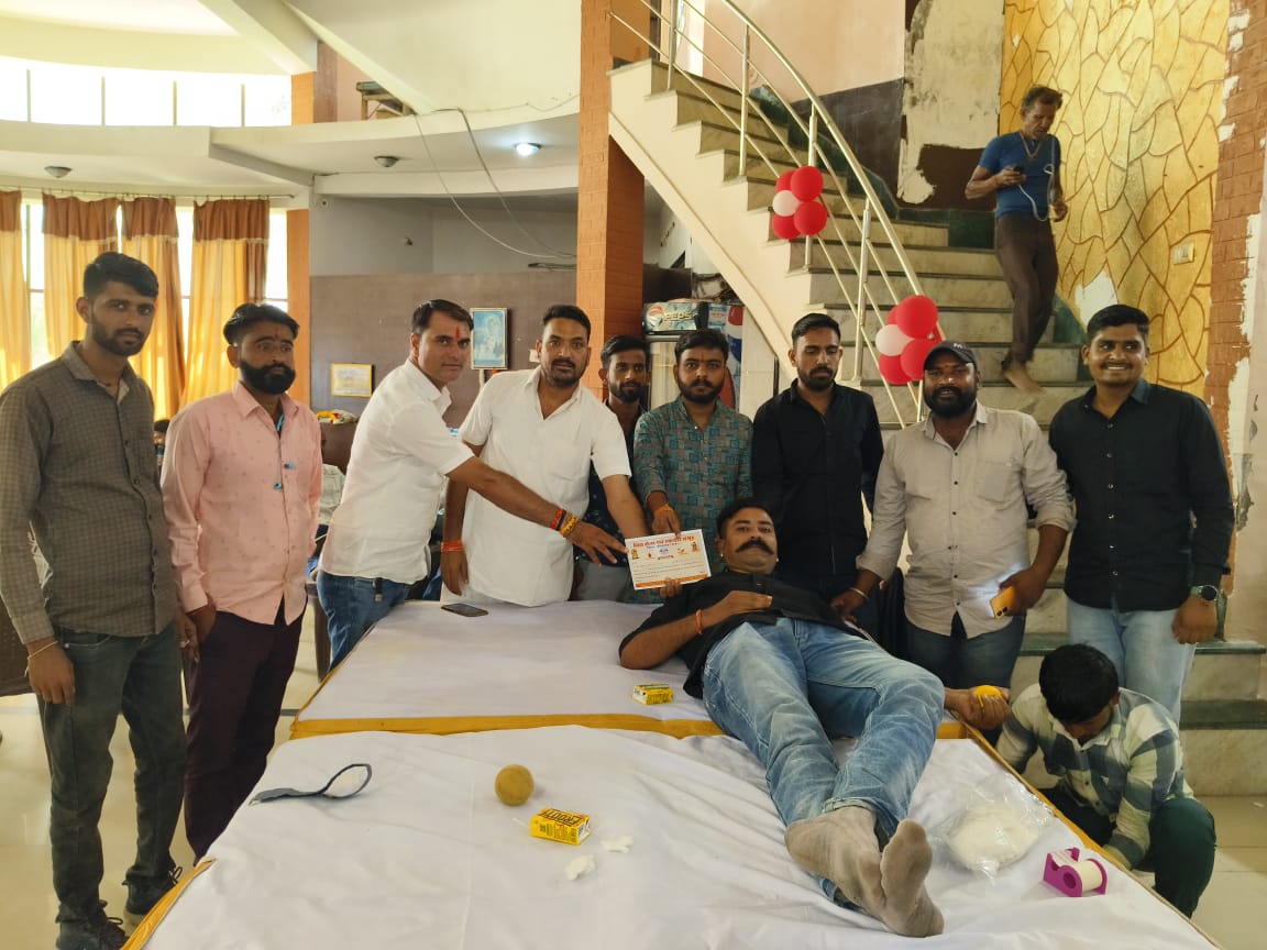 Sandeepvyas07's tweet photo. जय दादा परशुराम
विप्र सेना प्रमुख ब्राह्मण गौरव आदरणीय सुनील जी तिवाड़ी के 52वे जन्मदिवस के उपलक्ष्य में आयोजित विशाल रक्तदान शिविर में भाग लिया इस अवसर पर 13वी बार रक्तदान किया। विप्र सेना व ब्राह्मण समाज झालावाड़ द्वारा दिये सम्मान के लिए आपका बहुत बहुत आभार।
#Sunel #Jhalawar https://t.co/Oe7TOMOaNJ