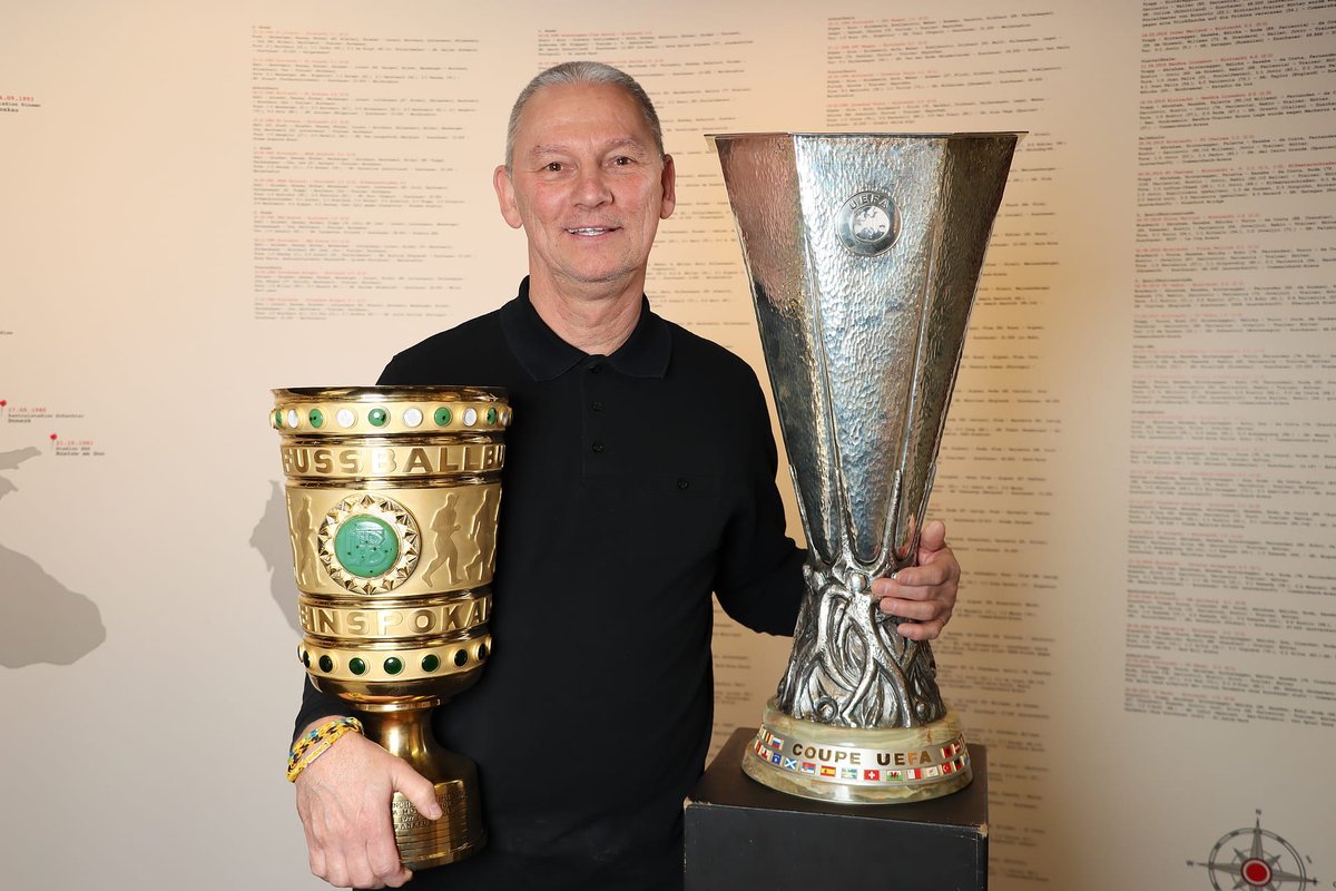 Ich freue mich heute beim #Spitzenspiel der <a href="/Bundesliga_DE/">BUNDESLIGA</a> meine ehemaligen Teams <a href="/bayer04fussball/">Bayer 04 Leverkusen</a> und <a href="/Eintracht/">Eintracht Frankfurt</a> #Frankfurt live in der #BayArena sehen zu dürfen. Ich hoffe auf ein gutes Spiel und bei zwei der offensivstärksten Teams auf schöne Tore.
#B04SGE #SGE #Werkself