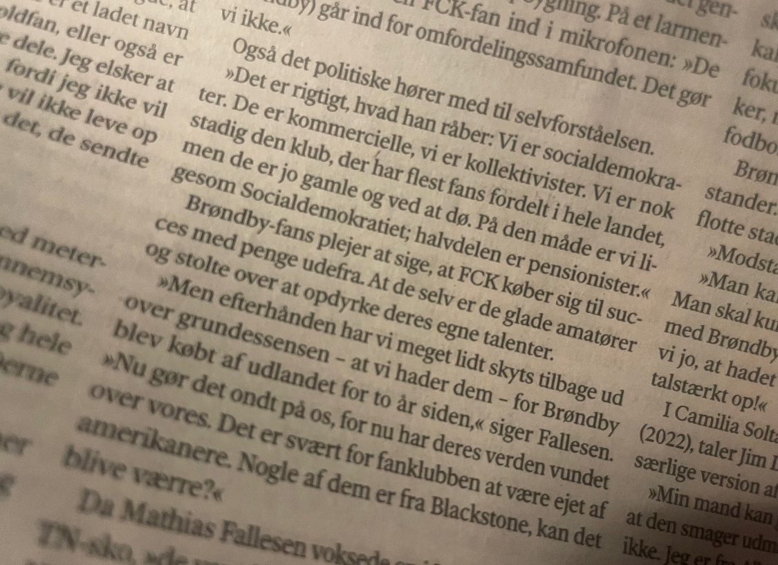 FeFallesen's tweet photo. Weekendavisen kører en artikelserie med byer, der hader hinanden. To af de bedste fjender er Brøndby og København af åbenlyse årsager. Min kære bror har sat lidt ord på hans tanker om forholdet. Må indrømme at han langt hen af vejen rammer hovedet på sømmet 💛💙 #sldk #brøndby https://t.co/9BnGdzCqu1