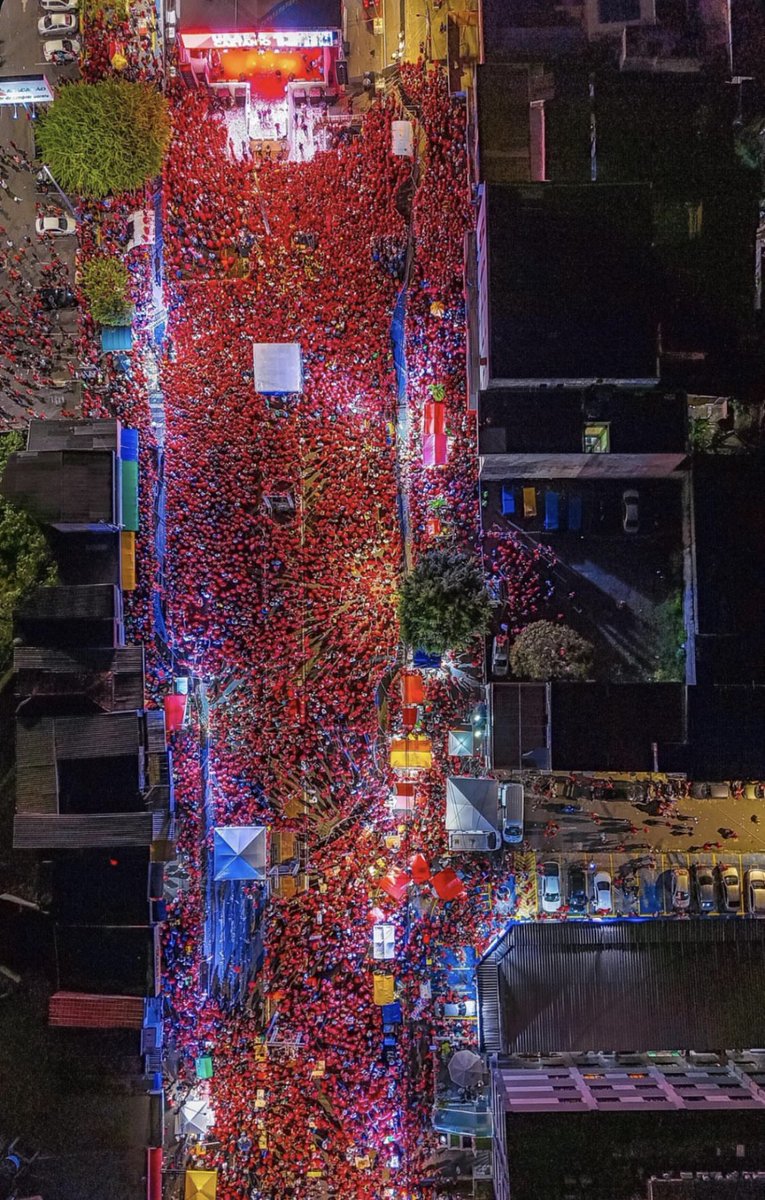 ThiagoResiste's tweet image. Governo Bolsonaro: Ford fecha fábrica em Camaçari, demite milhares de pessoas e deixa o Brasil.

Governo Lula: BYD, maior fabricante de veículos elétricos do mundo, vai investir R$ 3 bilhões e terá fábrica em Camaçari (além de outras 2). É a primeira fábrica do BYD nas Américas!!…