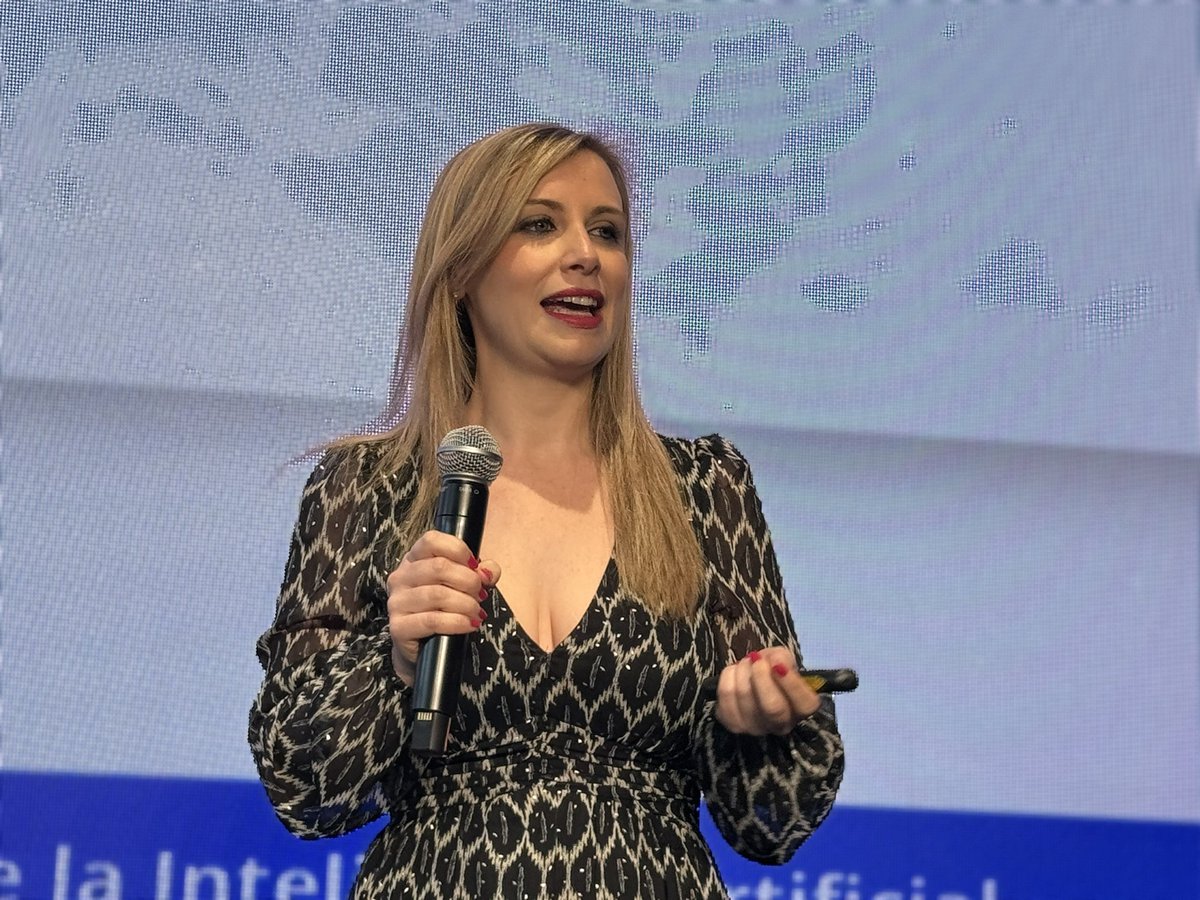 🤖✨ ¿Sabías que la IA puede mejorar la educación? Estefanía Hita nos enseña cómo usarla para la autoevaluación y la mejora continua del aprendizaje. ¡El futuro del aula está aquí! 🚀 <a href="/EstefaniaHita/">Estefania Hita</a> #ELF24 #PIE24