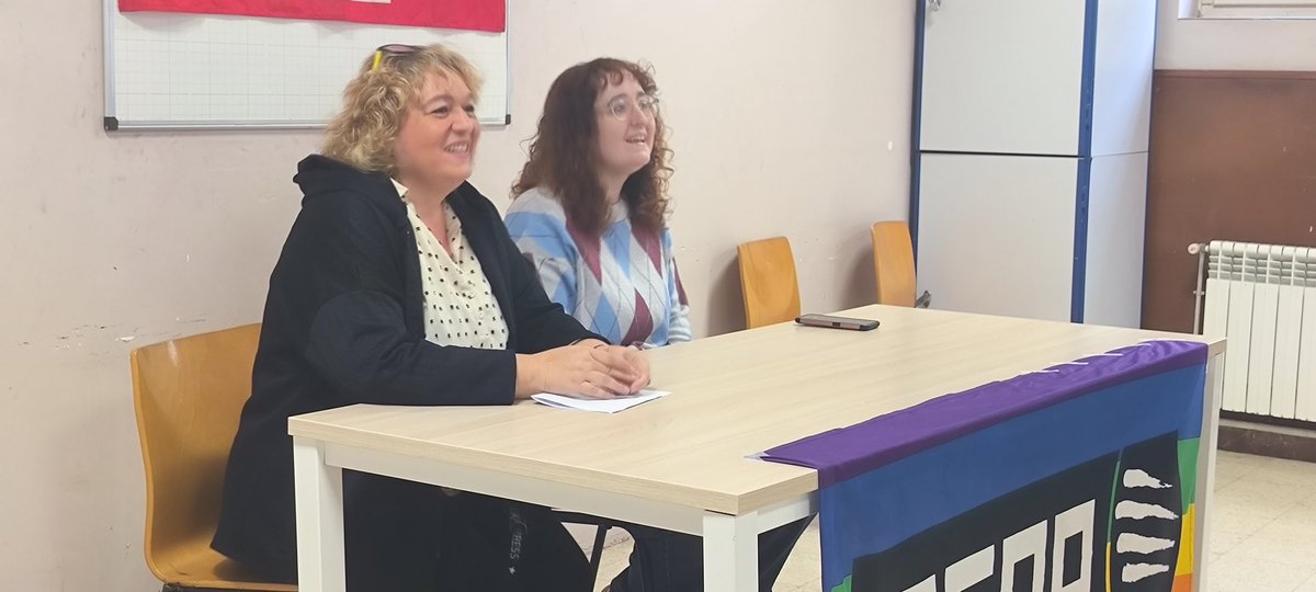 CCOOTarragona's tweet photo. Avui estem a @Xanascat de #Comarruga on @mercepuig2 i Lucia Aliagas fan la benvinguda a la XXII Escola Ángel Rozas de @JovesCCOO i @JovenesCCOO, sota el lema el Sindicalisme és lluitar amb classe!
La joventut de @ccoocatalunya
@CCOO són el futur de la classe treballadora! https://t.co/C2zJpTkQdl