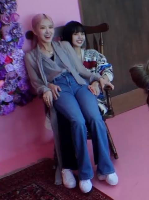 seterahdeh's tweet photo. bentukan seating 6jt fanmeet lisa https://t.co/XcUeUW0b3k