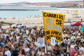 FundacCanarina's tweet photo. Una sola manifestación nunca fue suficiente para cambiar nada.
Ni lo serán dos. Ni tres.
Los grandes cambios requieren mucho perseverancia tenemos que seguir palante.
#Ecotasa #Desigualdad #Masificacion #Canarias #MoratoriaTurística #SomosCanarina #Canariastieneunlimite #20O https://t.co/S8RYowKmIQ