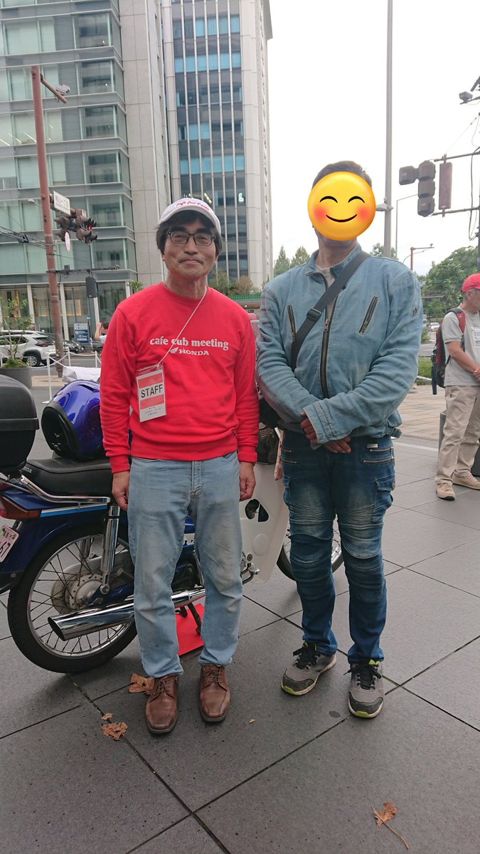 shinobu_yama's tweet photo. なんとHA05 型日本販売分の改良改変を担当した方と談笑😙
大変光栄であります😃
リアサスが左右逆だよと手痛いご指摘も😅
国内販売にあたりいろいろ手直しが必要だったとの事。これからも末永く大事に乗っていきます🙂
#スーパーカブ
#タイカブ
#HA05 https://t.co/8SRbAFo6Jw