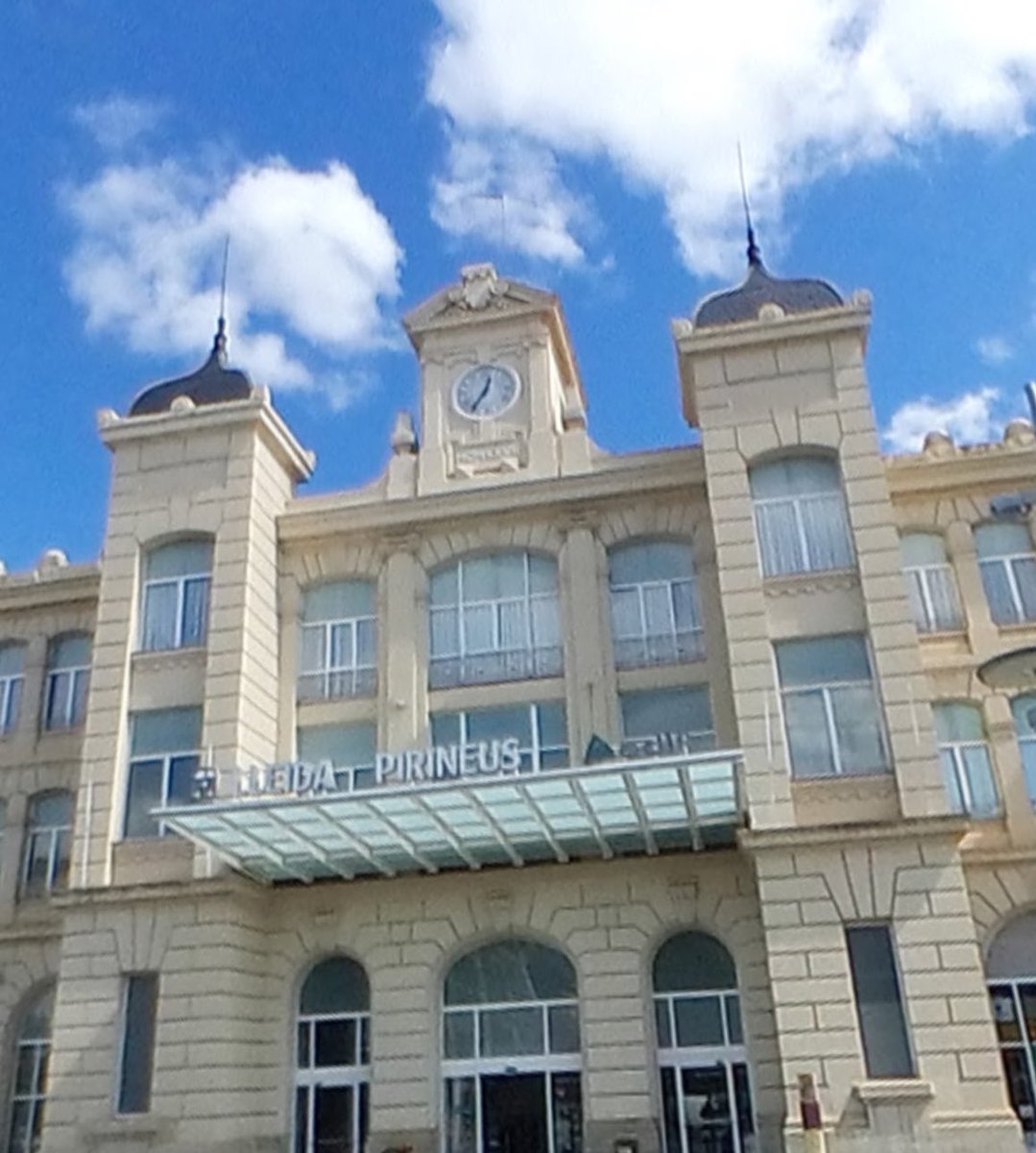 Quin és el futur de l’entorn de l’Estació? El pla de l’estació, el pla d’inclusió, ara un nou districte urbà, l’operació Rambla…? El barri està cansat! No volem més titulars a la premsa, no volem que el nostre barri sigui utilizat per fins polítics, volem solucions i accions!