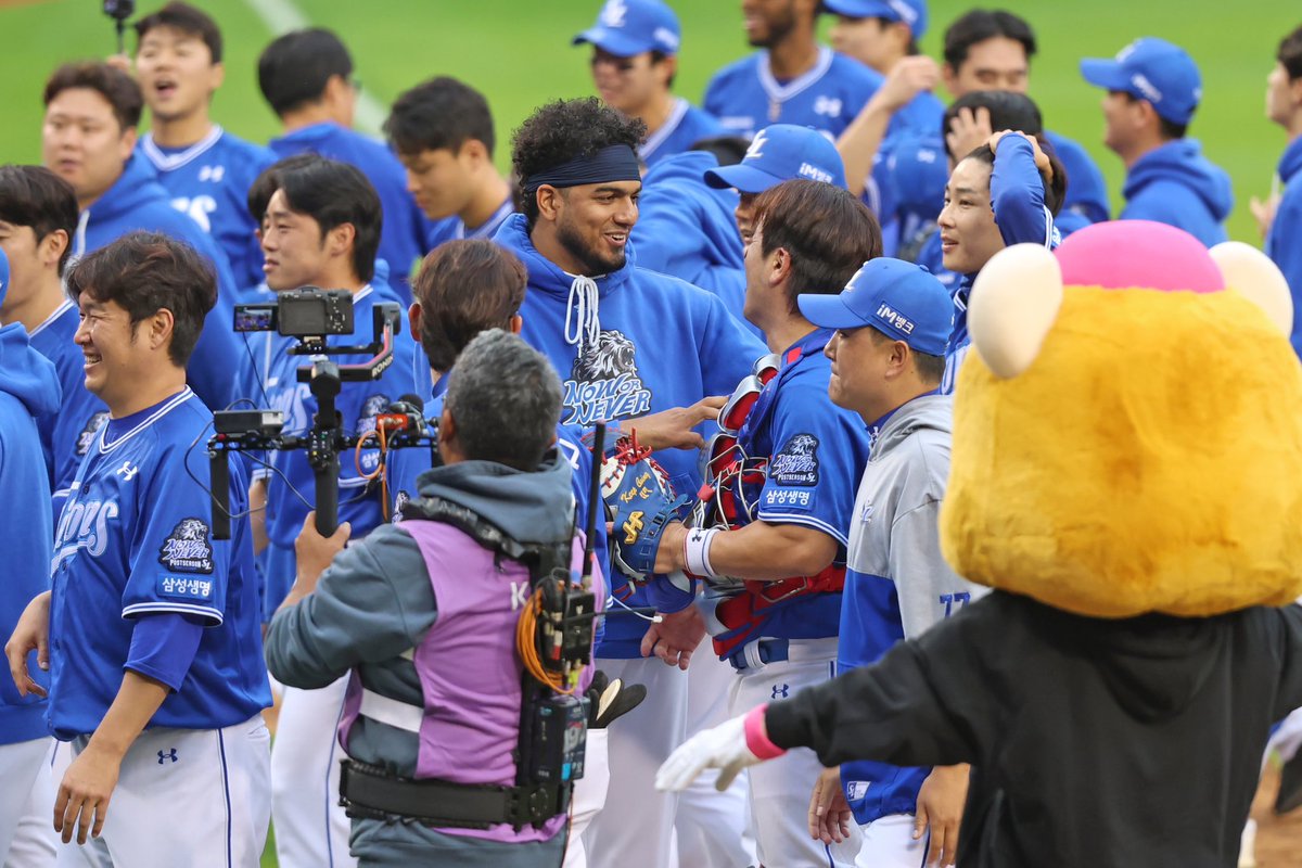 ⚾2024 PO 4차전⚾
[10월 19일 경기 스케치 LG전]

오늘의 미친 남자, 선발 투수 레예스의 7이닝 무실점 피칭!
저 한국시리즈 가겠습니다. 강민호의 한국시리즈 직행포!

모두가 예상하지 못했지만, 저희는 광주로 갑니다.

승리 현장의 순간을 담아왔습니다!
