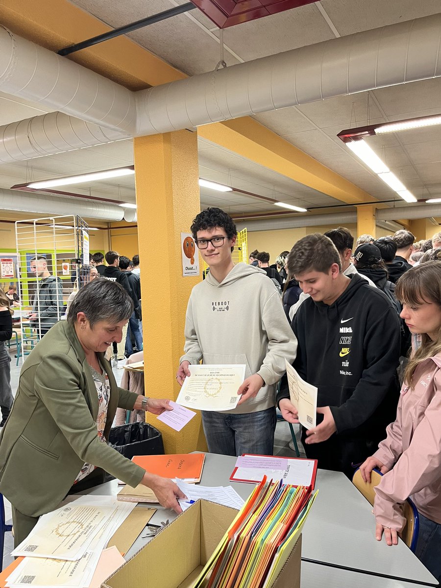 LyceeEdgarFaure's tweet photo. Remise de diplômes, pour honorer les succès aux baccalauréats, CAP, BMA, BTS, DNMADe et Licence pro. Ils et elles sont contents de revenir « une dernière fois » au lycée, nous sommes satisfaits de les voir déjà changés,  lancés dans leur nouvelle vie. Bonne continuation ! https://t.co/zLmnexrhLw