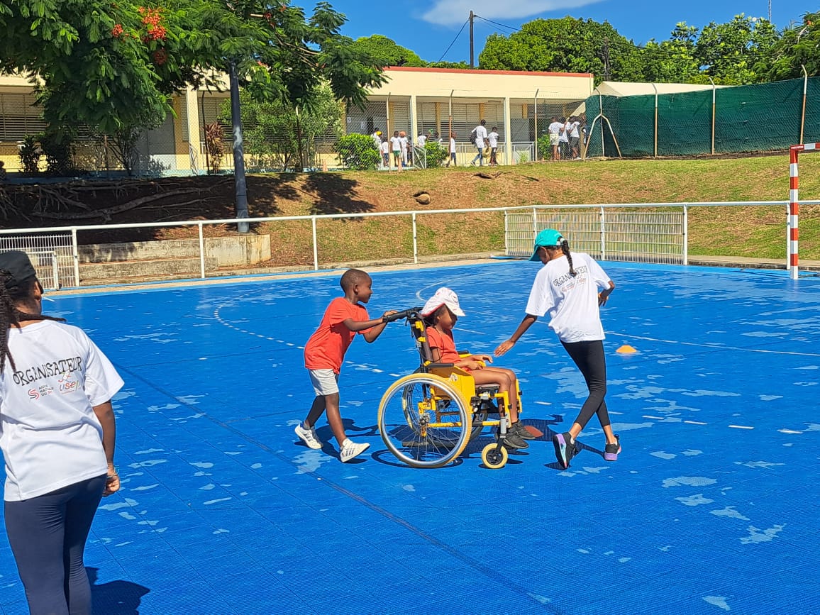 UsepGuadeloupe's tweet photo. C'est quoi le projet Tête de réseau financé par l'@Agence_du_Sport ?C'est un projet qui nous permet d'apporter une aide financière aux assos. Les enfants y tiennent des roles sociaux : secrétaire, reporter, facteur, créateur d'atelier... CONSTRUCTION DU CITOYEN @AcGuadeloupe https://t.co/odtNlL6UdW