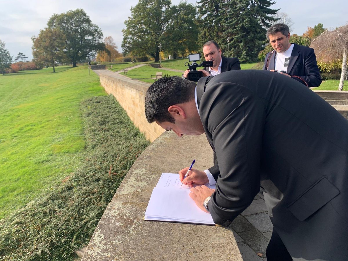 Bylo nám velikou ctí přivítat v Památníku Lidice předsedu parlamentu Arménské republiky pana Alena Simonyana, který se včera v doprovodu ředitele Eduarda Stehlíka seznámil s tragickým příběhem Lidic a poklonil se památce lidických mučedníků.