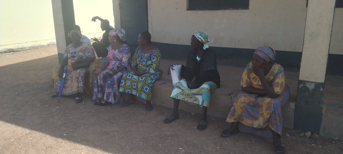 JOZZYPRINCE1's tweet photo. Here in LEA Angwan-boro Primary School, INEC Officials are yet to arrive by 9:23am. The atmosphere is peaceful and voters are patiently waiting for the arrival of INEC Officials. Although the voters turnout is very poor. @KDPEACECOM @NonviolentB https://t.co/4CfaPuGP7S