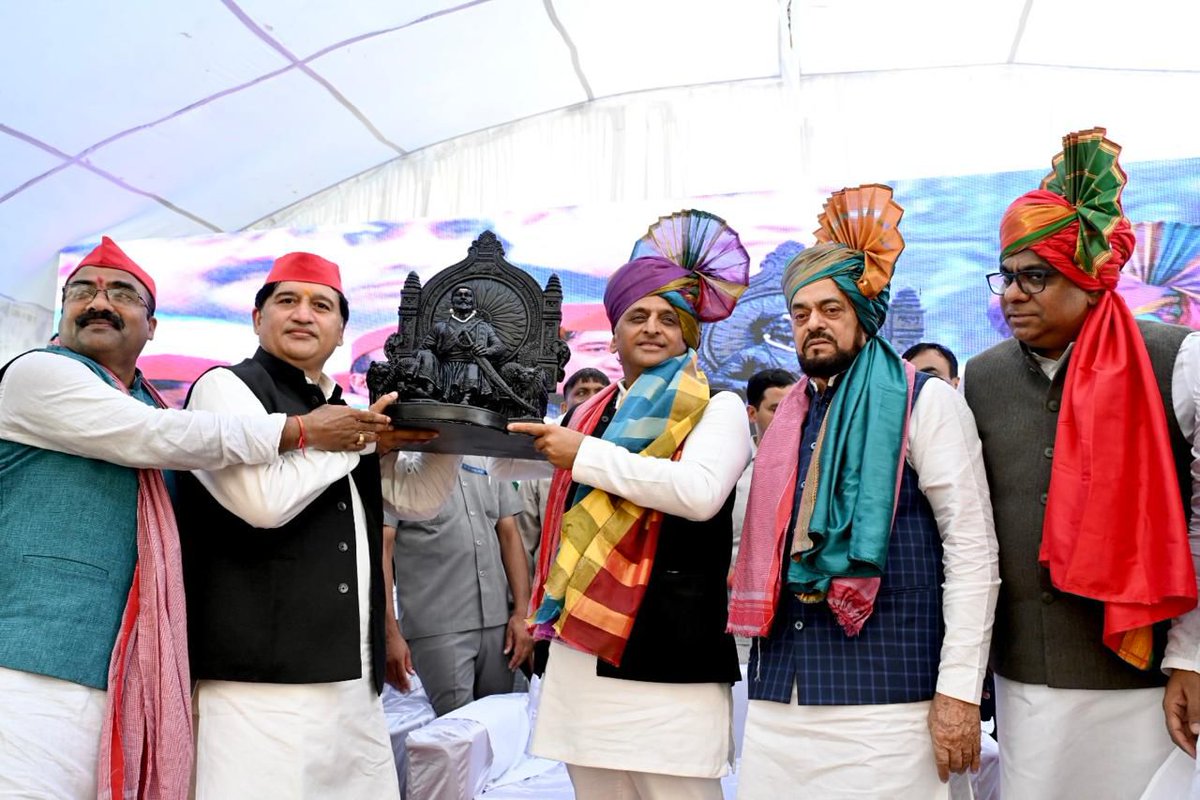 महाराष्ट्र के धुलिया में माननीय राष्ट्रीय अध्यक्ष श्री अखिलेश यादव जी ने प्रदेश अध्यक्ष श्री अबू आजमी जी, सपा सांसद सुश्री इकरा चौधरी जी के साथ समाजवादी उद्घोष किया एवं समाजवादी पार्टी के प्रत्याशी श्री इरशाद भाई जागीरदार जी के समर्थन में वोट अपील की।