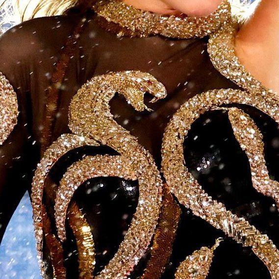 🐍 | A diferencia de su anterior outfit negro y rojo, en la nueva versión del icónico outfit de ‘reputation’ no solo cambian los colores (a negro Y DORADO!!!) sino que también podemos ver una cabeza de serpiente. Karyn is back!!!!!! #TSTheErasTour #MiamiTSTheErasTour