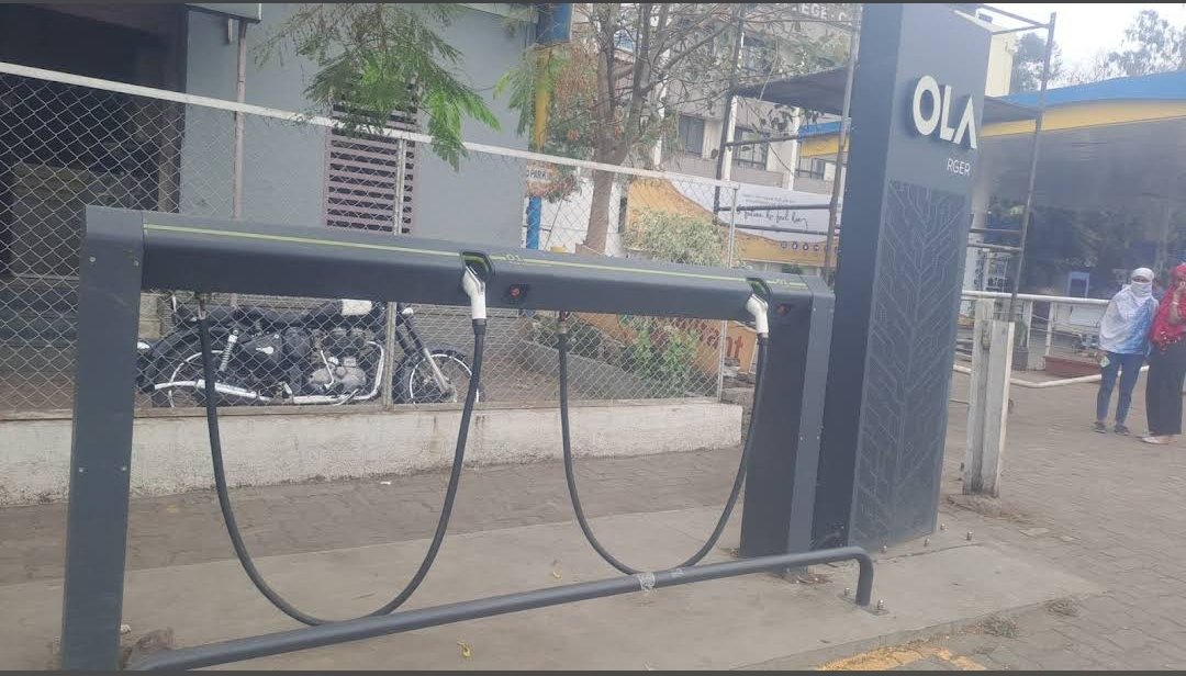 45lvlidscam's tweet photo. Dear @OlaElectric @bhash 
Ola HyperCharger at Anna Sahib Nagar Chinchwad,411019 Pune has nonfunctional for 1 month. 
I have made multiple request at support@olaelectric.com&amp;hypercharger@olaelectric.com
But yet no reply . 
I request @OlaElectric to take immediate action &amp;start it https://t.co/tukfllbRJp