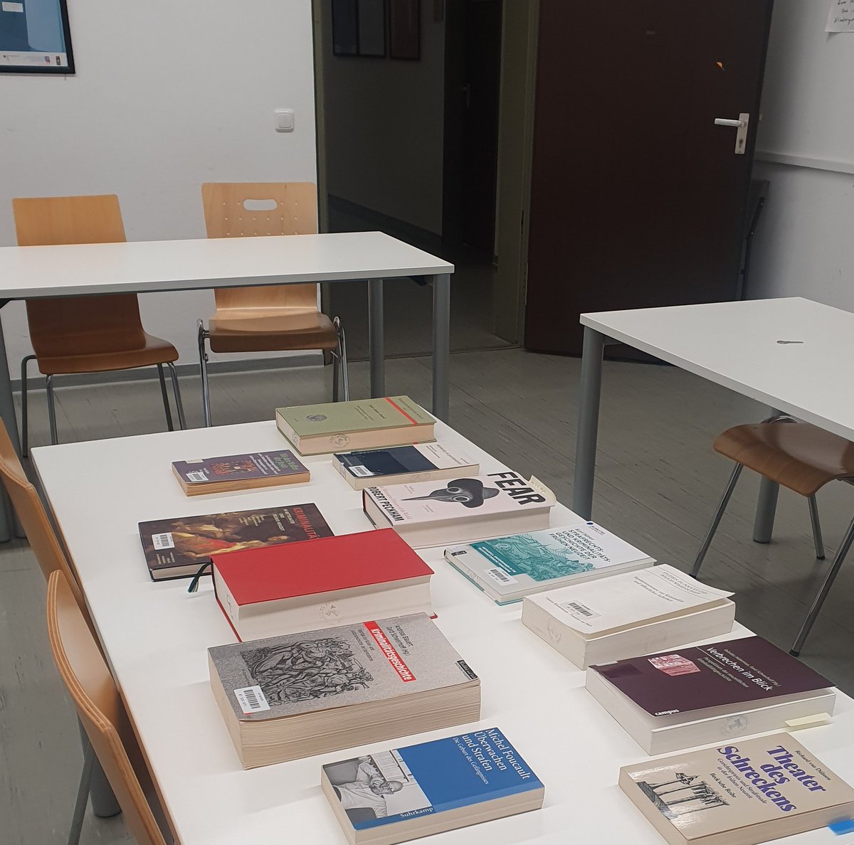 Halbe Buchmesse gestern in der ersten Sitzung meiner Übung "Kriminalität und Justiz in der Frühen Neuzeit", hoffe auf gute "blaues Sofa"-Diskussionen dieses Semester