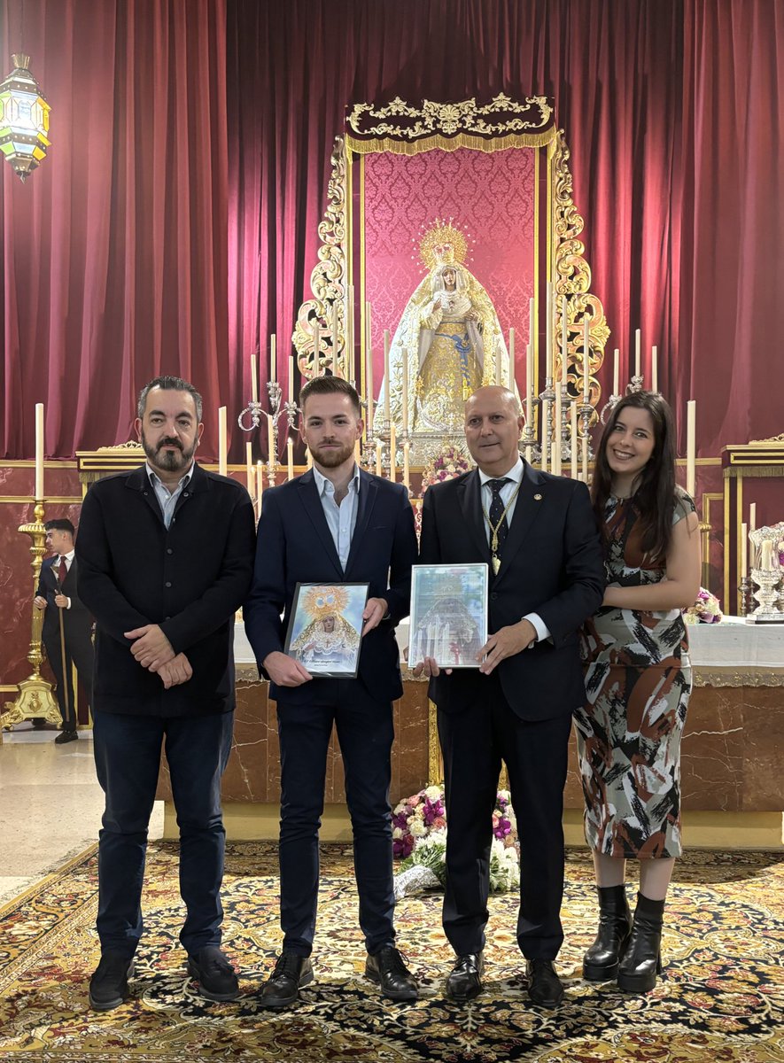 adrianpinedap's tweet photo. En la tarde de ayer, tras el tercer y último día de Triduo a María Stma. del Amor, hice entrega a la querida @HdadPinoMontano de las partituras de «𝑬𝒍 𝑨𝒎𝒐𝒓 𝒔𝒊𝒆𝒎𝒑𝒓𝒆 𝒗𝒆𝒏𝒄𝒆», así como de un presente en forma de cuadro con el guión sobre una foto de la Stma. Virgen. https://t.co/xGBeLkmiSf