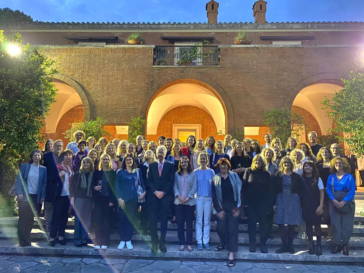 Ambtedesco's tweet photo. Con il loro lavoro danno un contributo fondamentale per mantenere e rendere ancora piรน forte la nostra amicizia ๐ฎ๐น๐ฉ๐ช: ringrazio le associazioni e istituti culturali ๐ฎ๐น๐ฉ๐ช #ACIT #ICIT e le insegnanti e gli insegnanti per il loro impegno per la lingua e la cultura tedesca in Italia. https://t.co/TttldJN9in