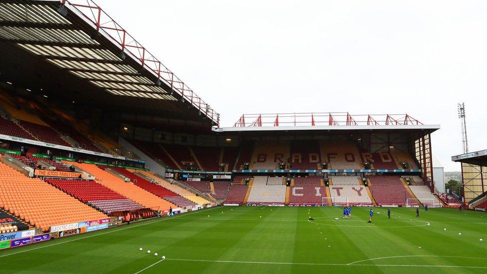 BBCKentSport's tweet image. SPORTS HUB 2-6pm:

⚽️ Bradford City v #Gills
🏆 League Two
🏟️ Valley Parade
📻 @BBCRadioKent DAB/FM
📱 Pre/post-match on @BBCSounds

➡️ Non-league feature games: 

York City v @EUFCofficial
@maidstoneunited v Slough Town
@DoverAthletic v Hashtag United

📲 bbc.co.uk/sport/football…